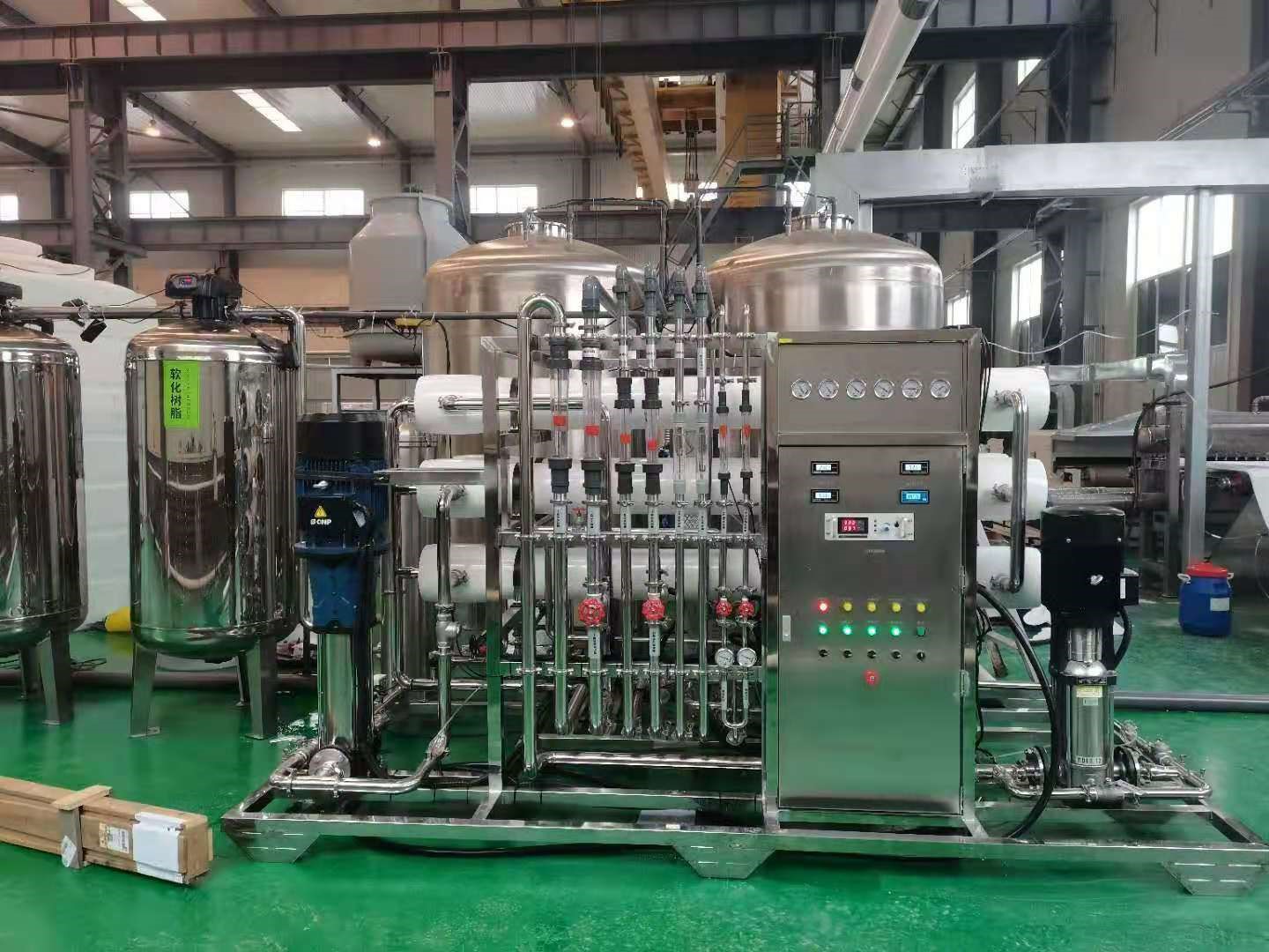 大連市某醫(yī)療廠使用3噸雙級(jí)反滲透+EDI設(shè)備